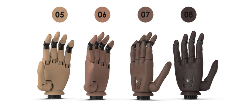 Vier Hightech-Handprothesen in bionischem Design und anatomischer Ästhetik, aufgereiht in vier verschiedenen Hauttönen