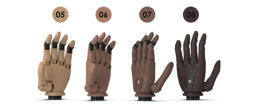 Vier Hightech-Handprothesen in bionischem Design und anatomischer Ästhetik, aufgereiht in vier verschiedenen Hauttönen