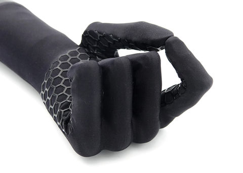 VINCENTevolution Handprothese im Pinzettengriff mit schwarzem Handschuh der Firma Glove Factory vor weißem Hintergrund.
