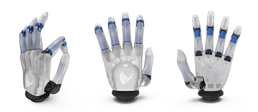Fortschrittliche transparente bionische Handprothese mit blauen Akzent-Gelenken und offen sichtbaren internen Komponenten in variablen Griffpositionen
