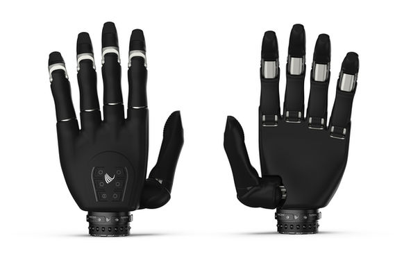 Schwarze bionische Handprothese, Innen- und Außenansicht mit ausgestreckten Fingern