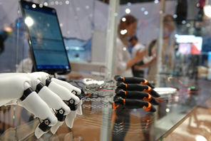 Fingerprothesen und Teilhandprothesen in unterschiedlichen Ausführungen werden in einer Glasvitrine auf einer Messe präsentiert