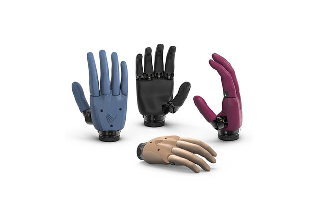 Vier wasserdichte Kinderhandprothesen in vier verschiedenen Farben: blau, violett, schwarz, hautton