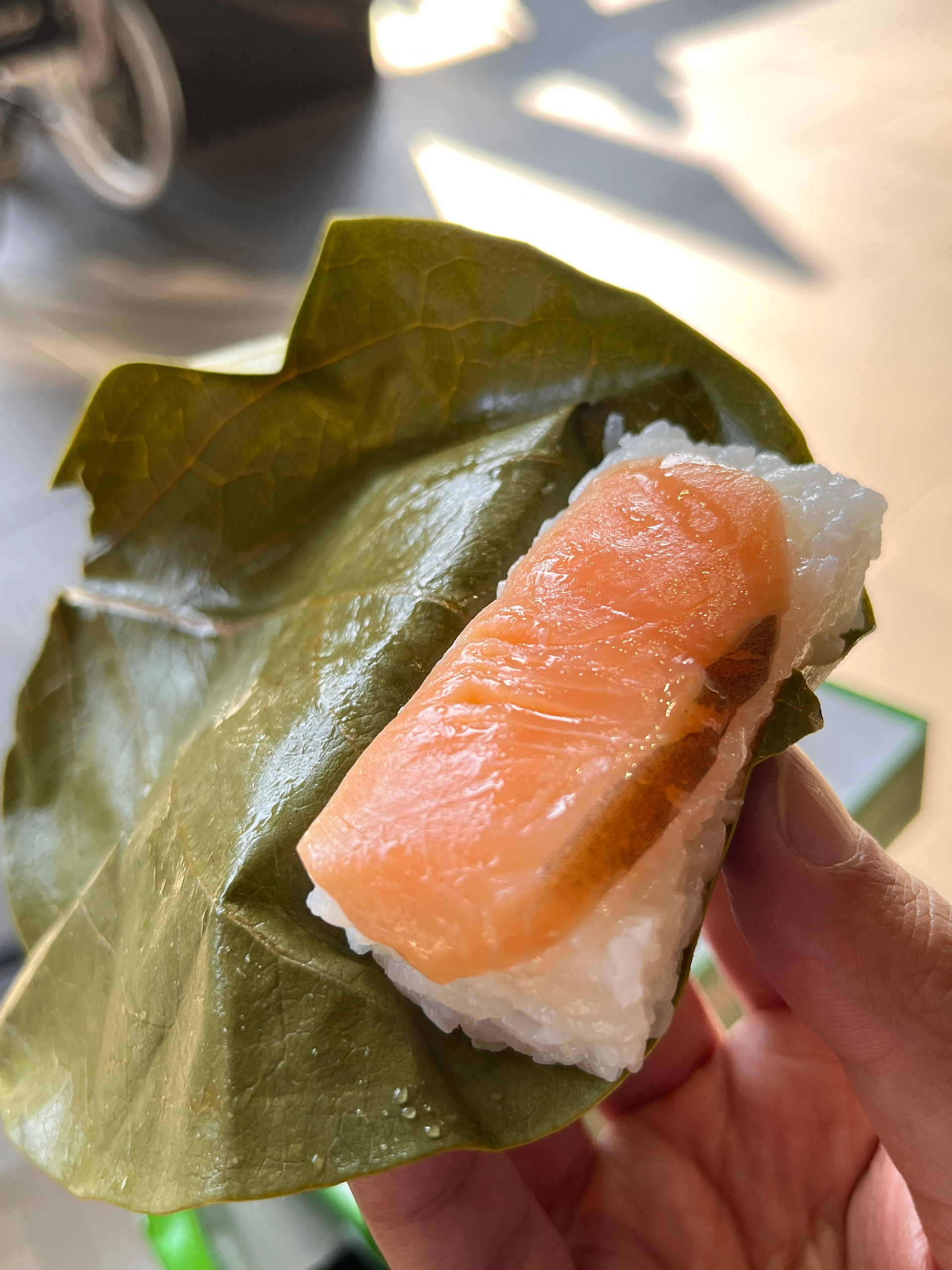 奈良縣及和歌山縣的特產「柿葉壽司」，在京都車站有售，售價74