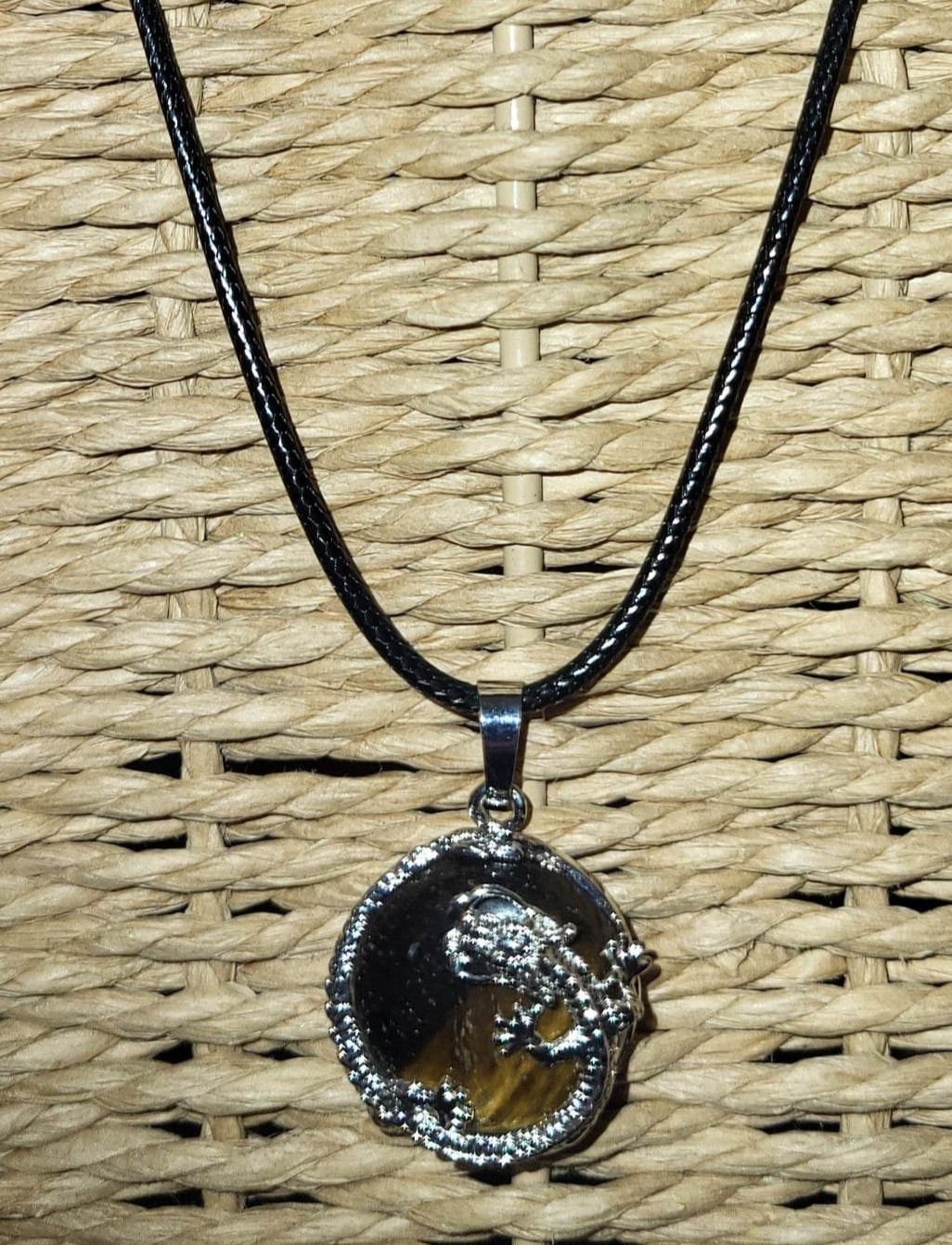 Pendentif en Oeil de tigre et dragon