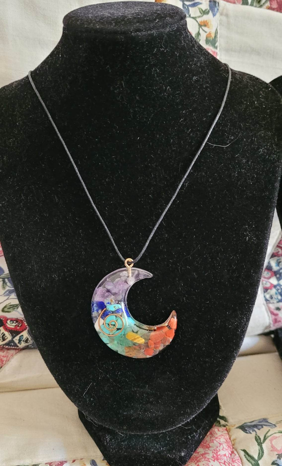 Pendentif Orgonite 7 chakras "lune"