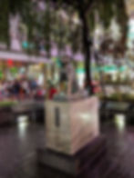 פסל הכלב האצ'יקו - בעבר נקודת מפגש לצעירי העיר, כיום נקודת צילום פופולרית עם תור של תיירים