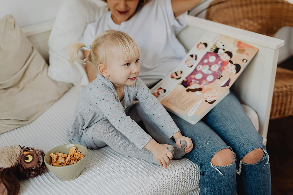 Enfant sur un canapé avec sa nounou