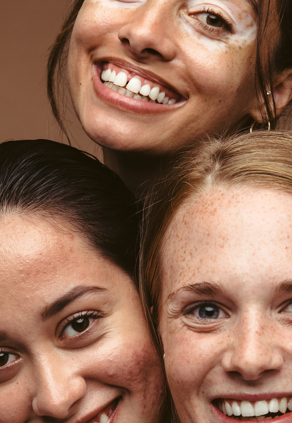 Pflegekraft und Angehörige lächelnd gemeinsam – Zusammenarbeit in der häuslichen Pflege