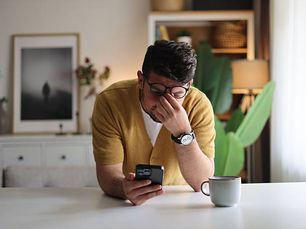 homme contrarié, soucieux