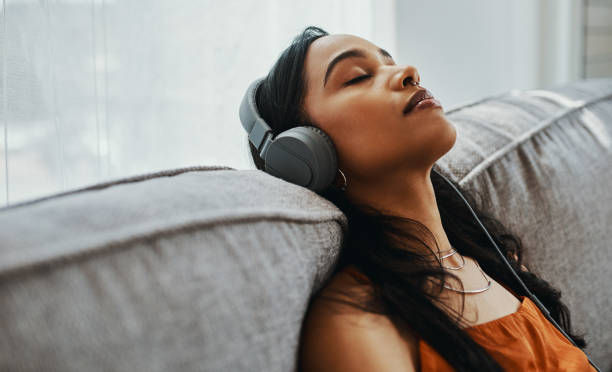 Femme qui se relaxe en musique