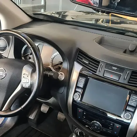 Innenraum von einem Auto der vollständig aufbereitet wurde.