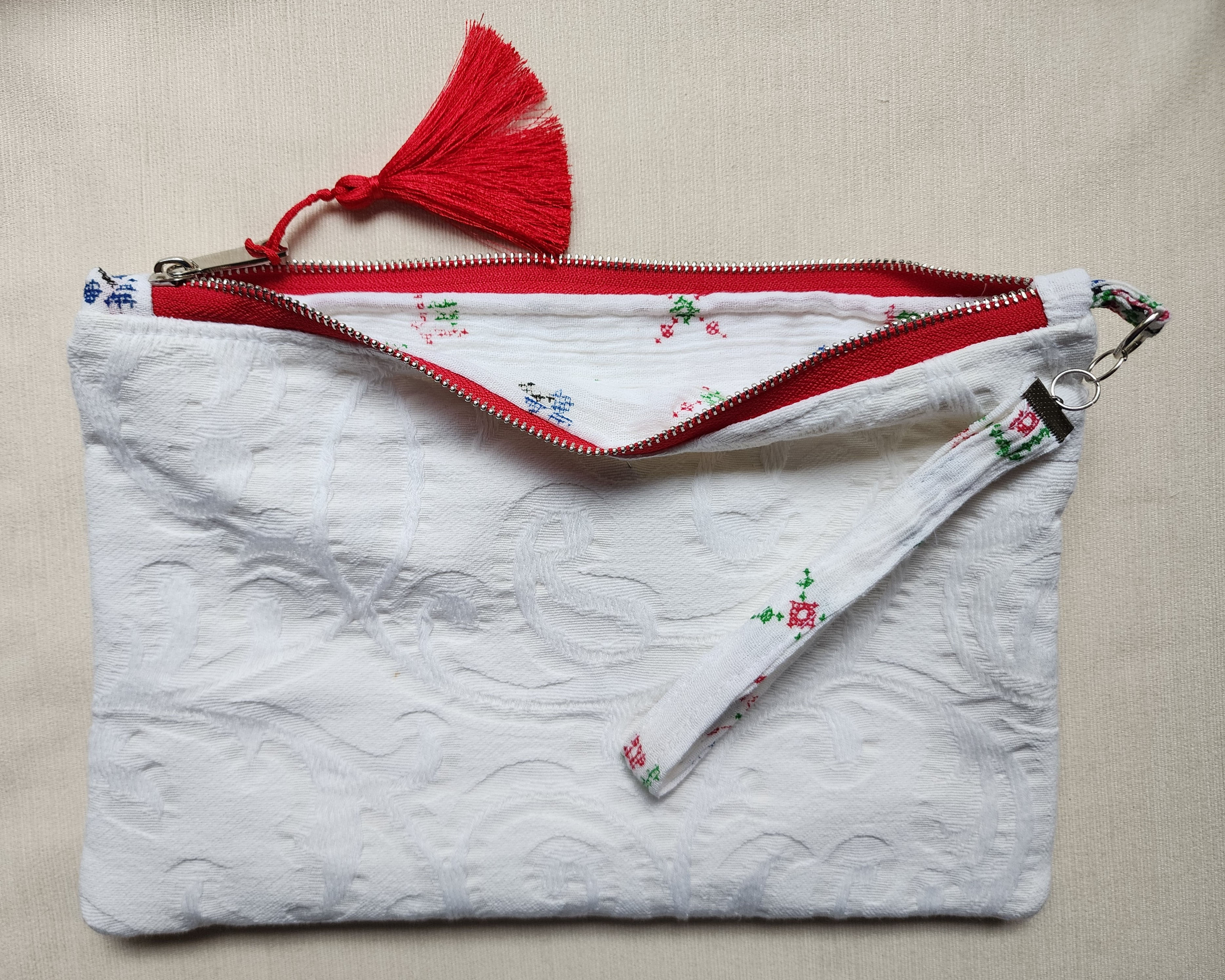 Clutch Bag: Diwan White Red