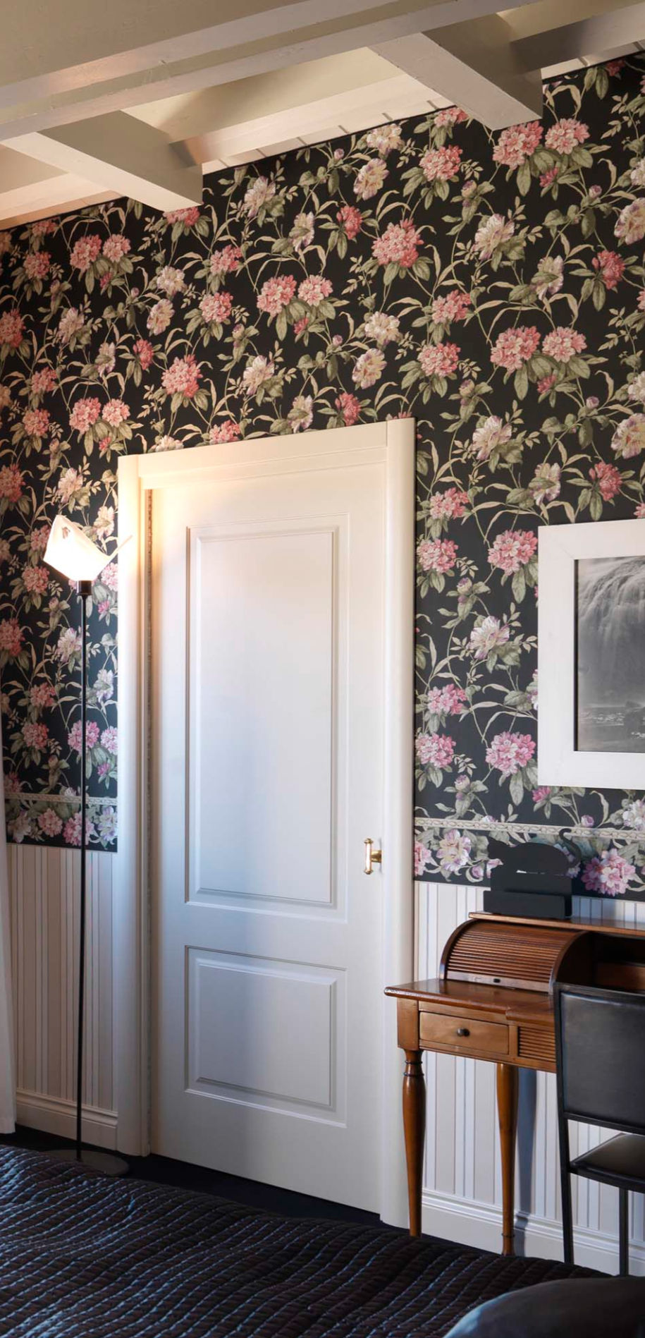 La porta interna in legno di Serradura in stile classico Made in Italy, artigianale e su misura per l'eleganza senza tempo.