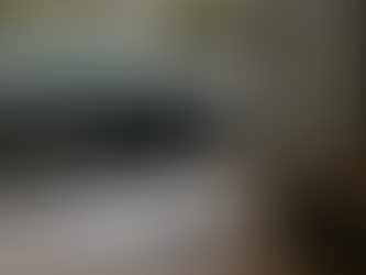 Arkada hasar görmüş bir otomobil, ön planda ahşap masa üzerinde bronz adalet terazisi, yargı çekici ve düzenli şekilde üst üste konmuş dava evrakları.