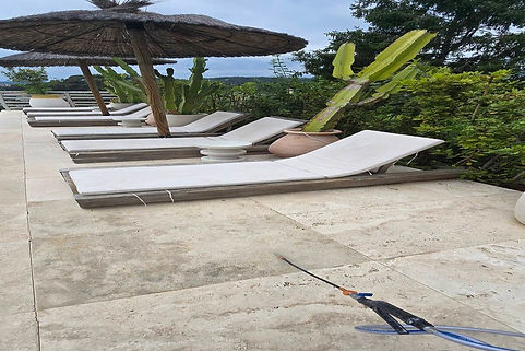 nid-guepes-transat-piscine-090626