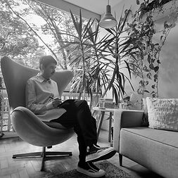 Marcelo Massano, psicólogo clínico online, em ambiente de clínica com escuta acolhedora