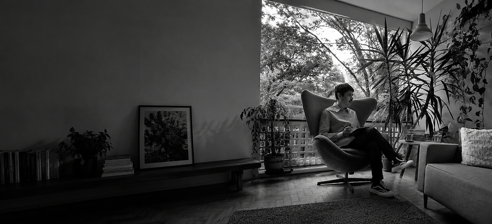 Marcelo Massano em ambiente interno, em imagem preto e branco.