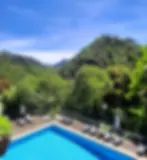 Piscine avec vue panoramique sur les montagnes des Cévennes près d’Anduze