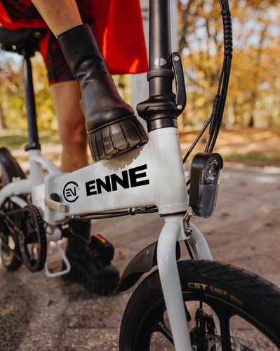 未使用箱入り！　ENNE T250 　ホワイト　10.4Ahモデル 未使用箱入り！ ENNE T250 ホワイト 10.4Ahモデル ペダル付き特定原付