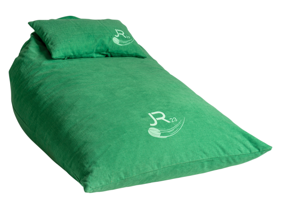 Natursitzsack Chill Buddy für Kinder. Personalisiertes Logo für Eishockeyspieler. Farbe grün mit Baumwolle Leinen Stoff.