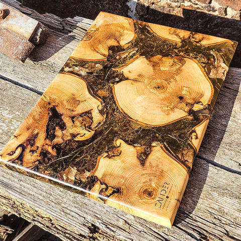 Schneidebrett "Forest Trip" aus hartem Eschenholz und eingegossenem Moos und Zweigen.