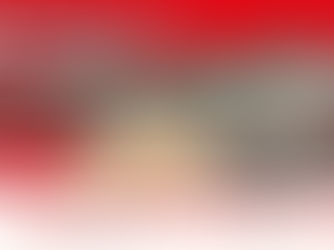 Ilustración de tornillo sinfín industrial junto a muestras de arena y grava que representan la importancia de la granulometría en el manejo de materiales a granel.