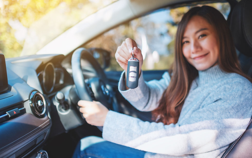 車を購入して笑顔で鍵を受け取る家族