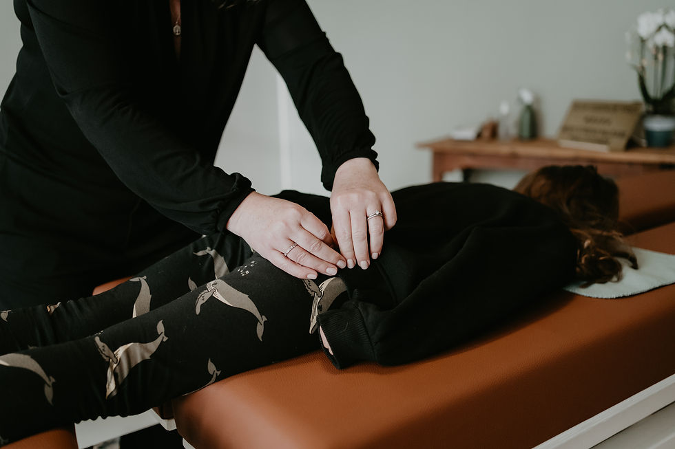 Body Stress Release Sessie in praktijk van Silvia Visser waarbij spanningslagen zacht worden verminderd