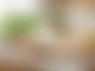 厨房内,一个切开的豆薯放在切菜板上,周围有彩色蔬菜和绿色植物。图上文字:清脆鲜甜的健康神队友「豆薯」。