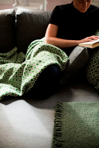 Grüne Wolldecke „Corona“ aus reiner Schurwolle von Lapuan Kankurit, fein gewebt mit klassischem Muster.