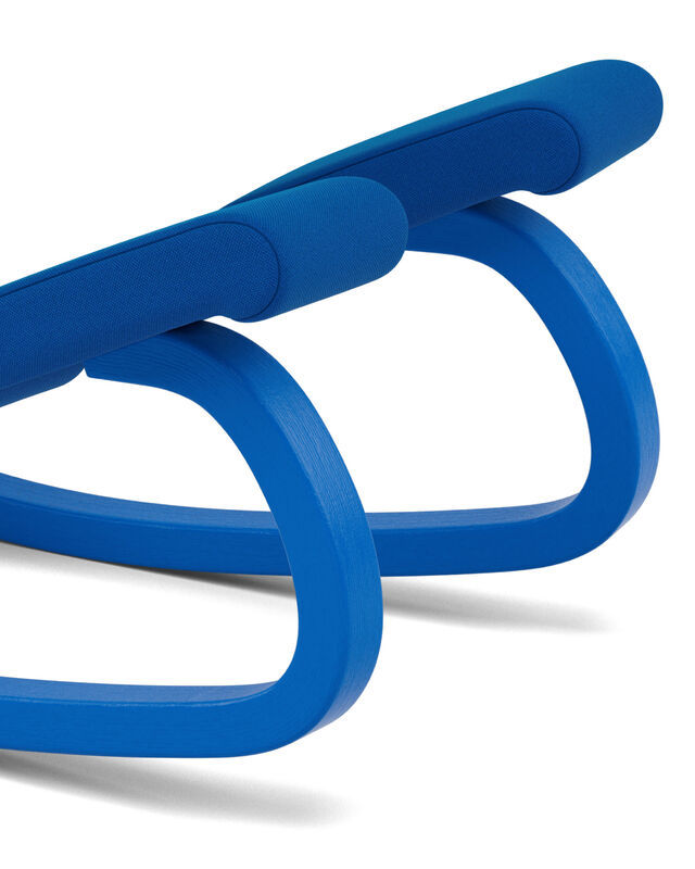 Miniaturbild: Marineblauer Kniestuhl von Varier, ergonomisches Design für gesundes Sitzen, Detail Kniepolster