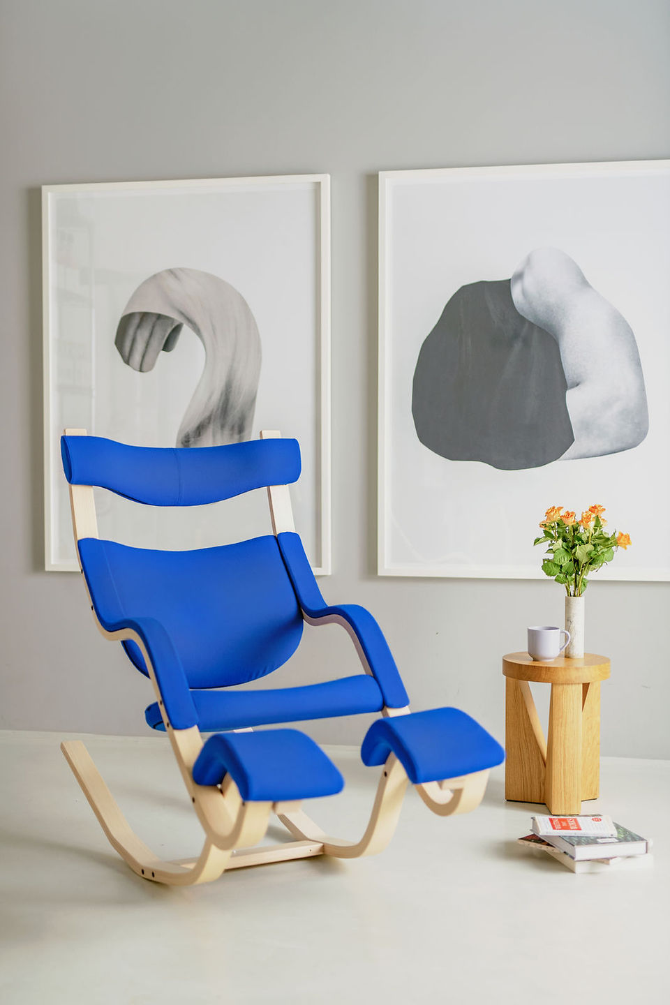 Gravity™ Schwebesessel von Varier in Blau – gefaltete Decke, ruhige Szene, Designklassiker in Esche natur