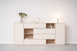 Rodam Schranksystem Sigma – hochwertiges Massivholzdesign mit flexiblen Anpassungsmöglichkeiten für Wohnzimmer oder Büros.