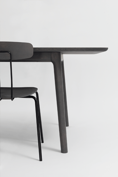 schwarz gebeizter Massivholztisch mit passendem Stuhl