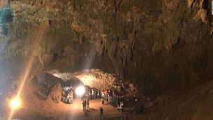 สื่อจีนทำข่าวปฏิบัติการช่วยชีวิต 13 เด็กทีมฟุตบอลที่ติดอยู่ในถ้ำ