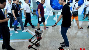 ชมการแสดงผลงานด้าน A.I. และรถหุ่นยนต์อัตโนมัติของจีน