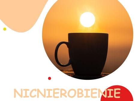 kubek kawy w słońcu i praktyka nicnierobienie