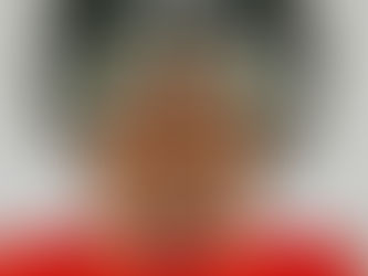 kobieta zasłania twarz i jest napis to nie mój wstyd to jego lęk przed moją niezależnością