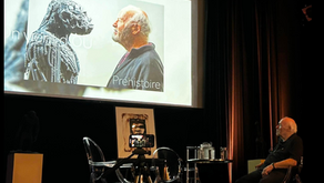 9 août 2026 - Réjeanne Lamothe s'entretient avec l'artiste Don Darby sous le thème : On vient d'où. Pour réussir à aller chercher l’essence même d’un.e artiste, il faut être habité soi-même d’une habileté aiguisée et sensible pour demeurer à l’écoute de l’autre. Mme Lamothe, présidente du Club des collectionneurs et amoureux des arts visuels à Québec a su réunir des collaborateurs clés pour présenter cet artiste d’exception qu’est Don Darby. Dans l’atmosphère intimiste de l’Anglicane à Lévis, les membres du club et les invités ont pu y vivre une expérience humaine et respectueuse nous donnant l’impression d’être nous-même seul face à l’artiste. Il n’est pas toujours facile pour un artiste de se livrer à cœur ouvert. Pourtant, l’entretien s’est déroulé tout en douceur dans le respect et rempli de générosité autant d’un côté que de l’autre.