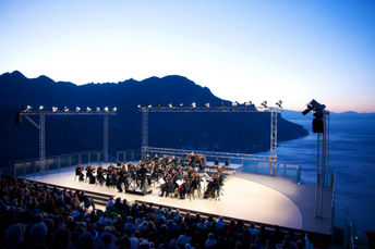 A distanza di venti giorni dal concerto inaugurale, l'Orchestra del Teatro San Carlo diretta da