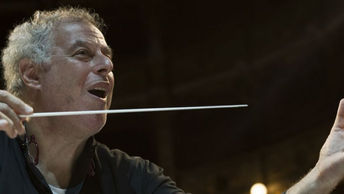 Il grande direttore d'orchestra israeliano Daniel Oren verso il podio stabile dell'Orchestr