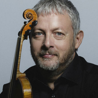 Fabio Biondi e il suo prezioso ensemble Europa Galante danno il via stasera, al Teatro Sannazaro e n