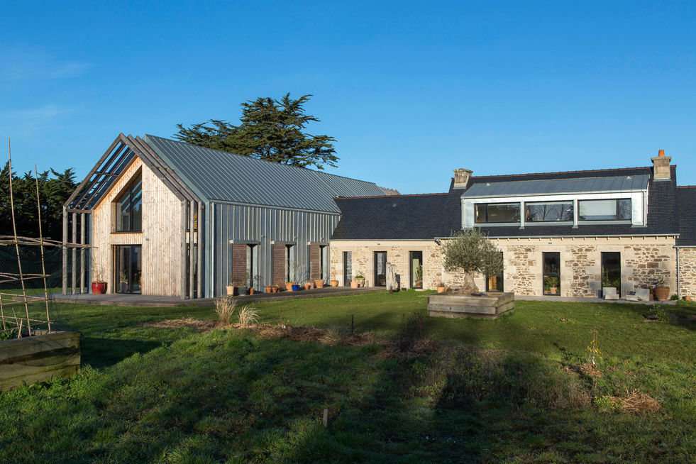 Construction d'une maison individuelle et réhabilitation d'une ferme en pierre.