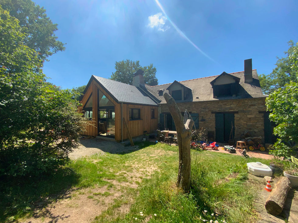 Extension en ossature bois d'une maison en pierre à Malville.