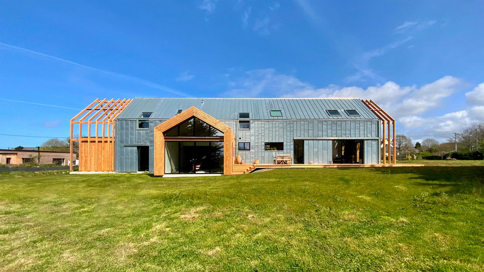 Construction d'une maison individuelle et réhabilitation d'une ferme en pierre.