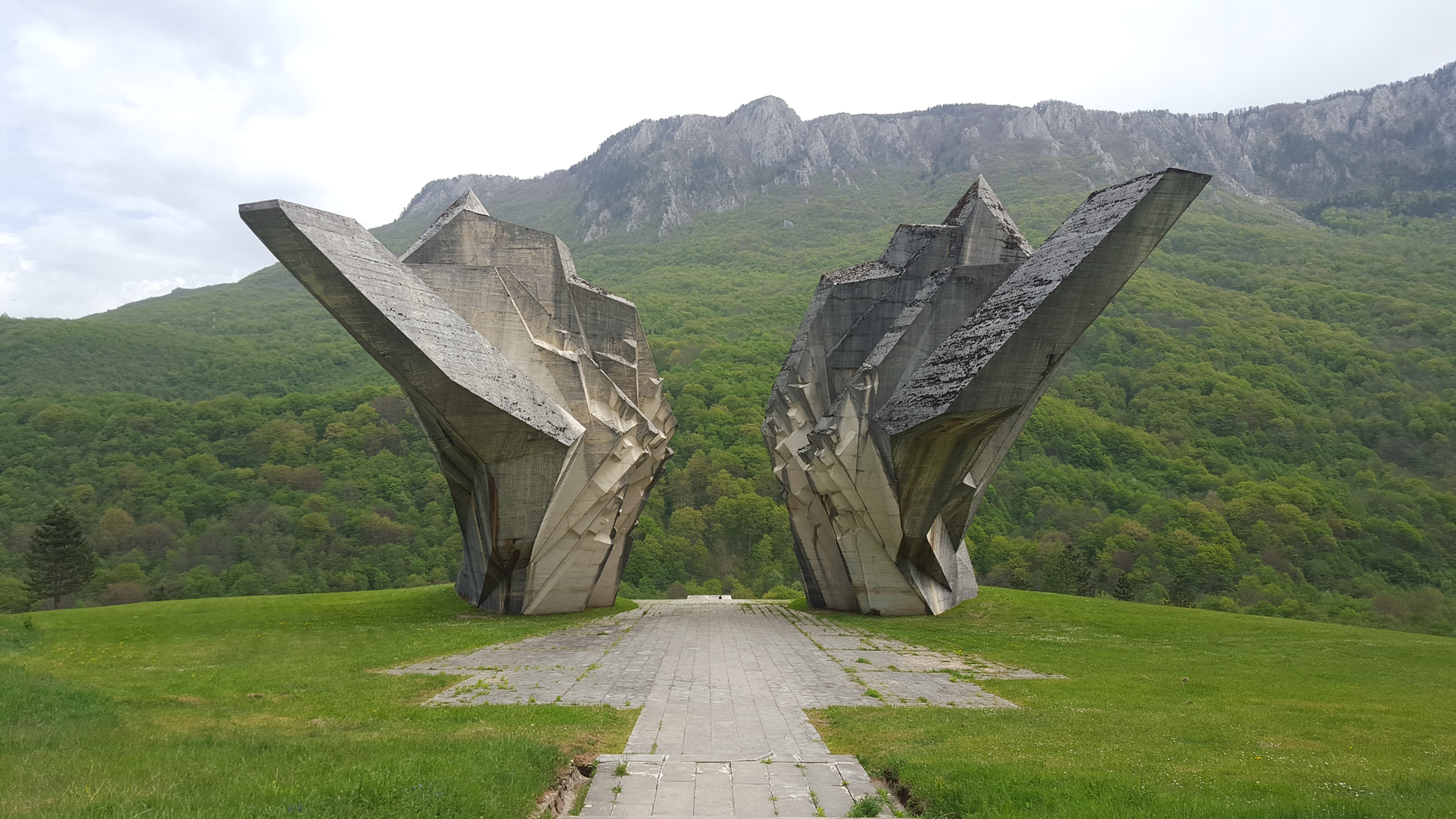 Город костомукша памятники. Удивительнейшего мемориала. Удивительнейшего мемориала средство. Винты крейсера киров. Музей-памятник защитникам перевалов кавказа карачаево-черкесия.