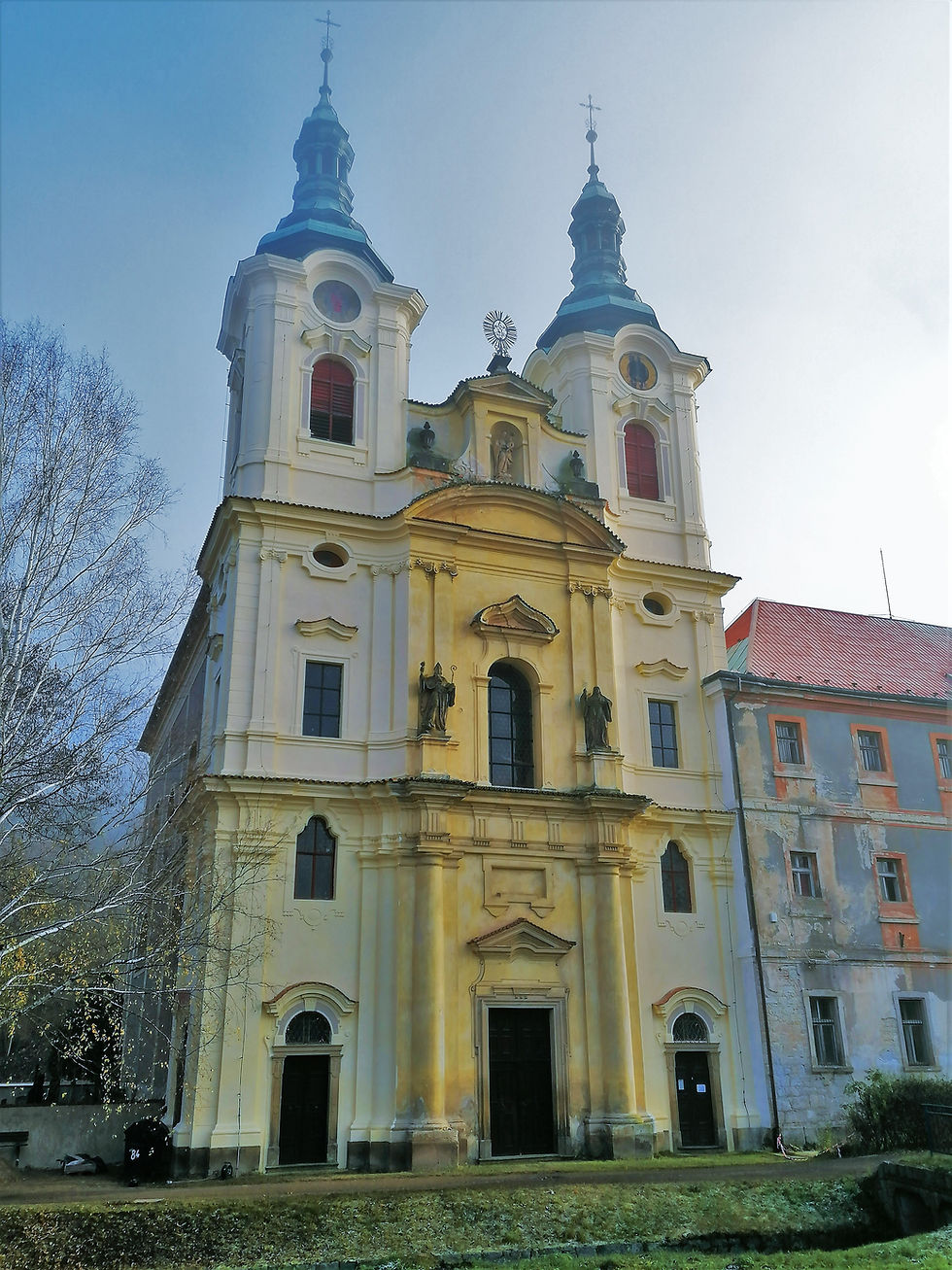 Předmětem uctívání v augustiniánském klášteře v Dolním Ročově je gotická socha Panny Marie Področovské