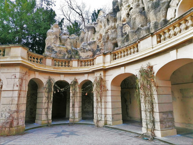 Do sítí chodbiček tajemné grotty v Havlíčkových sadech nás uvede impozantní arkádový vchod