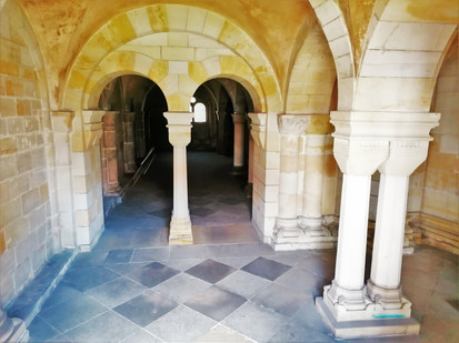 Románská krypta v budově kláštera v Doksanech